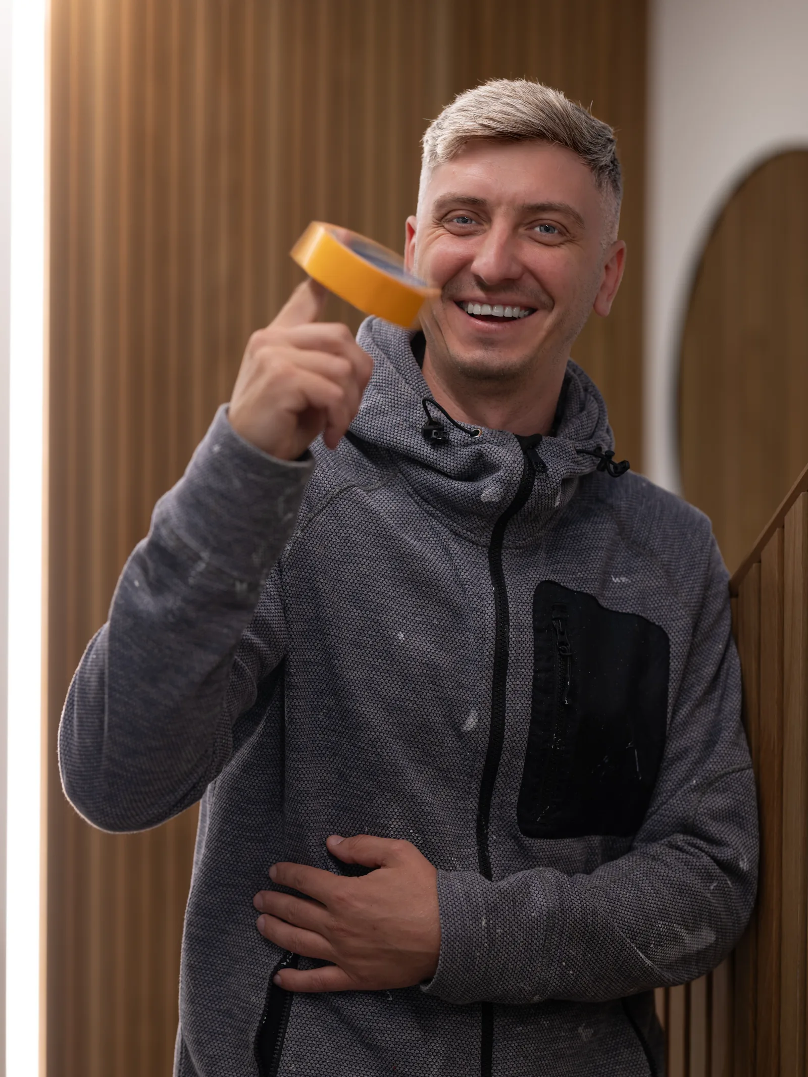 Sergii Kovalenko vom Malereibetrieb Kamp hält eine Rolle Abklebeband in der Hand